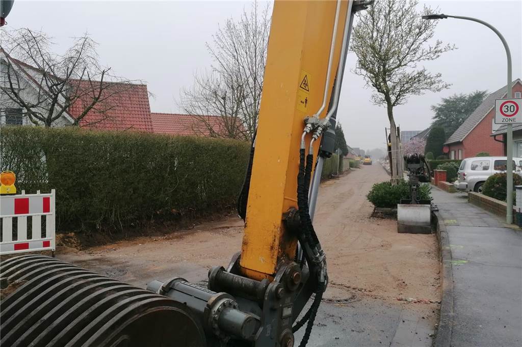 Von Erningfeld bis Wenningfeld: Hier wird 2025 an Straßen und Kanälen gearbeitet Ein Bagger steht in Wenningfeld