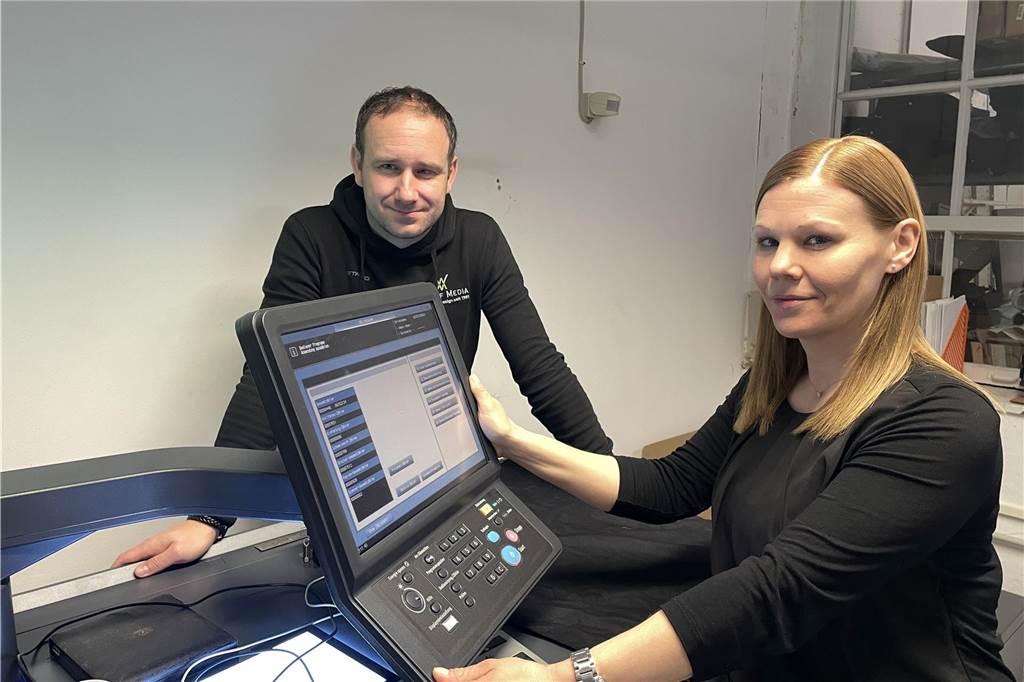Inhaber der „Druckerei Wulff“ investieren viel Geld in neue Technik Daniela Wippermann und Markus Kinert stehen an ihrer neuen Druckmaschine in ihrer Firma in Lütgendortmund.