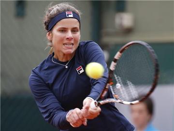 Einen signierten Tennisschläger hat Julia Görges zur Online-Auktion des DTB beigesteuert. Foto: Christophe Karaba