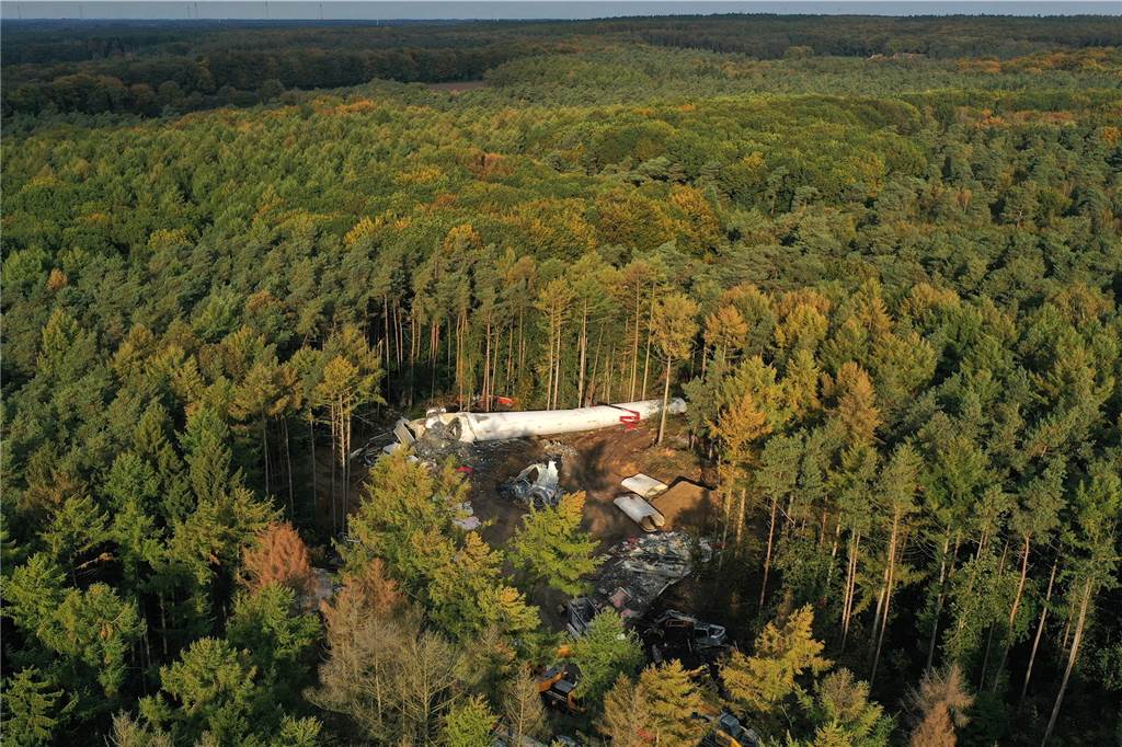 Am eingestürzten Windrad in Haltern geht die „Puzzlearbeit“ weiter Einen spektakulären Blick aus der Luft bietet dieses Drohnenfoto.