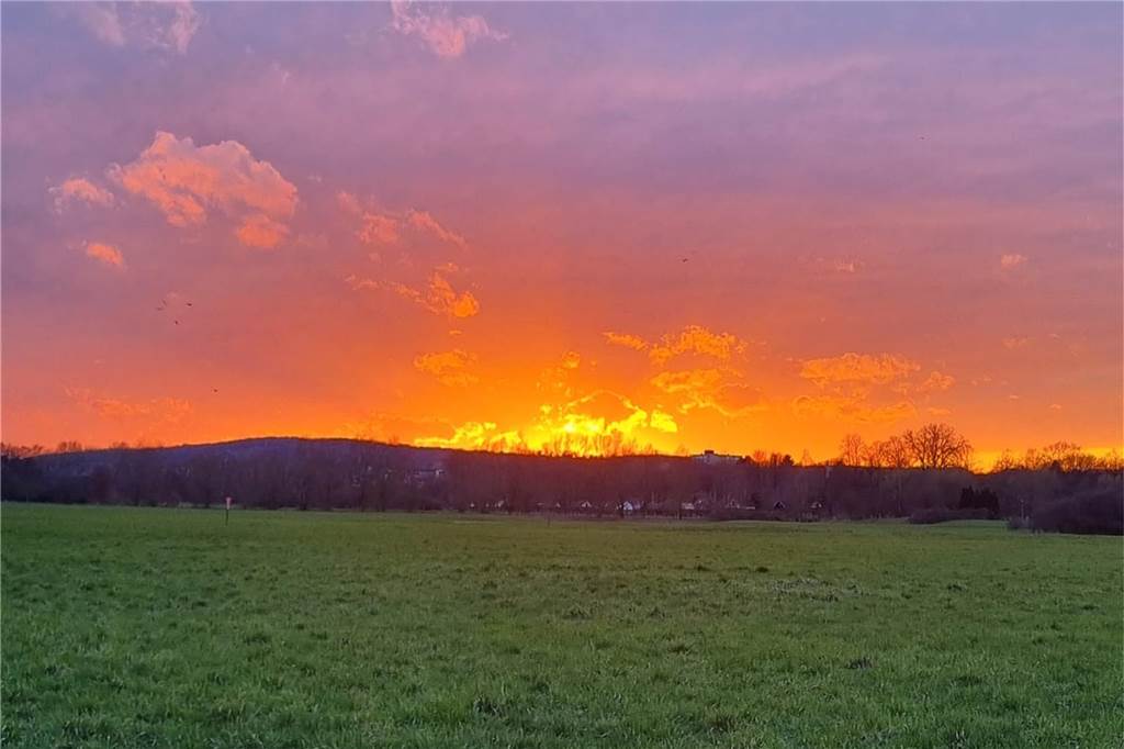 Der Himmel ist orange und rosa gefärbt.