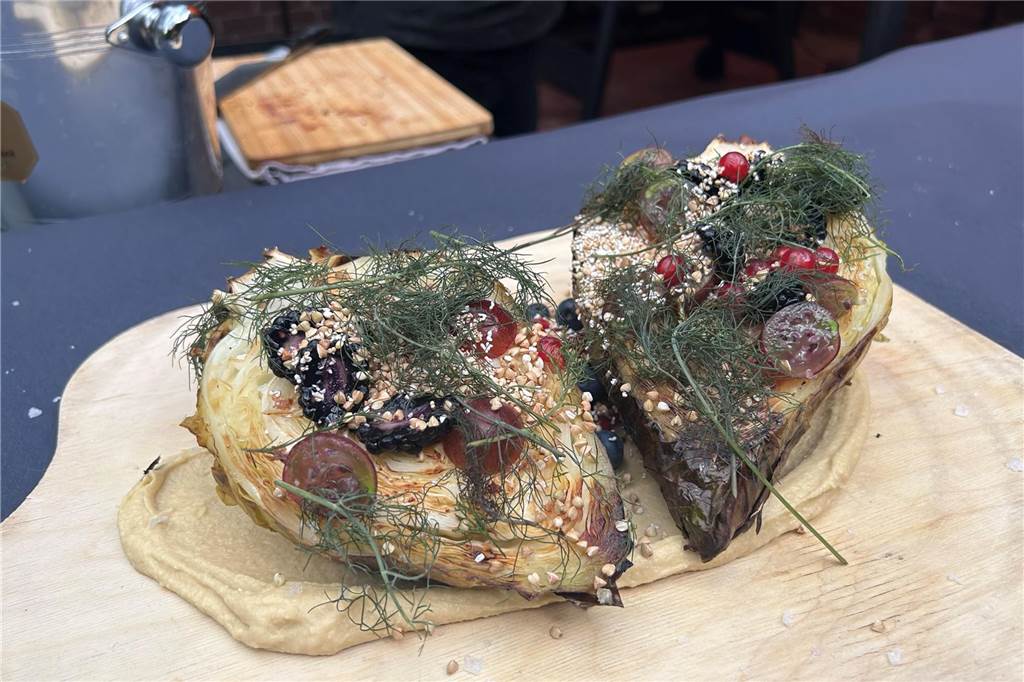 Spitzkohl und Fenchel: Bei Mutter Althoff kommt nicht nur Fleisch auf den Grill Einen Spitzkohl erwarten wohl die wenigsten Menschen auf dem Grill, doch Tim Andrich beweist, dass das sehr wohl geht. Angerichtet wird das Gemüse mit Hummus und frischen Beeren.