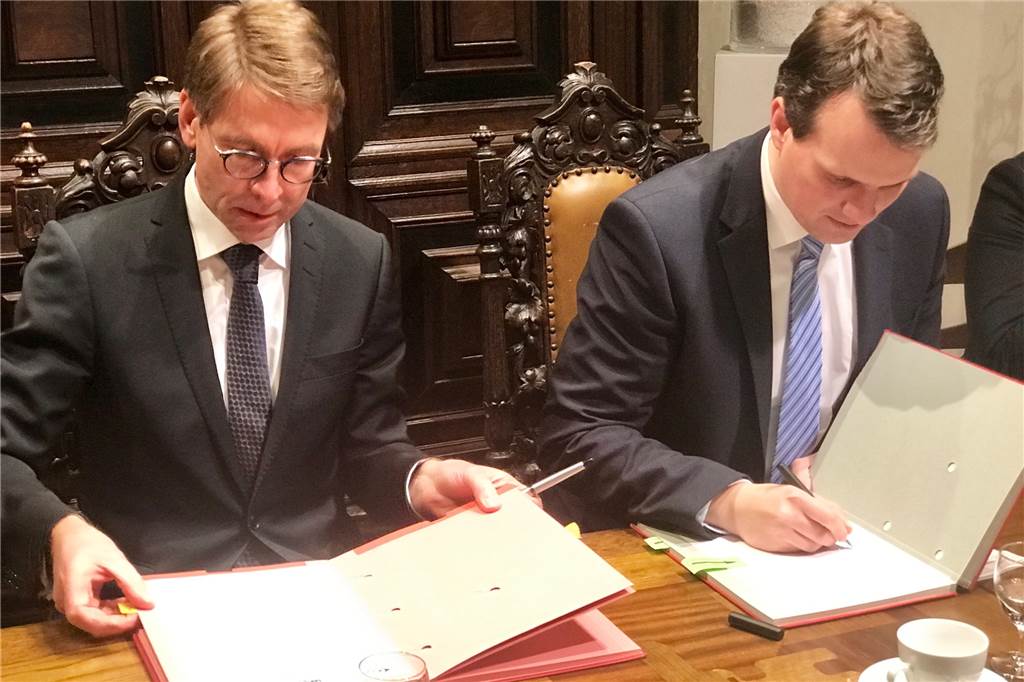 Schacht Wulfen wird zum Industriepark Große Heide Einen städtebaulichen Vertrag unterzeichneten Bürgermeister Tobias Stockhoff (r.) und der Vorsitzende der Geschäftsführung der RAG Montan Immobilien GmbH, Markus Masuth.