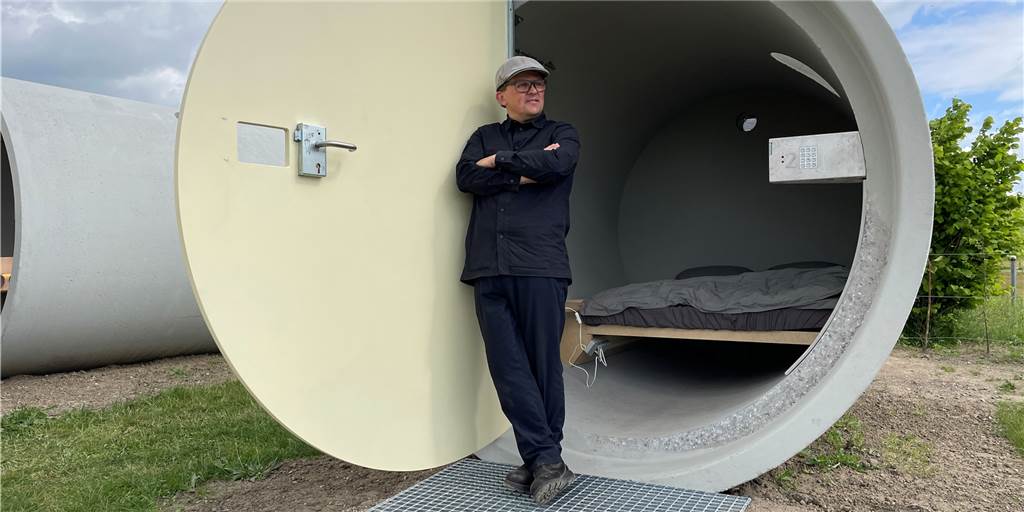 Einen Stand zur Vogelbeobachtung und das Parkhotel, eine Übernachtungsmöglichkeit für dreimal zwei Personen in Kanalrohren, schuf Künstler Andreas Strauss an der Emscher zwischen Ickern und Mengede.