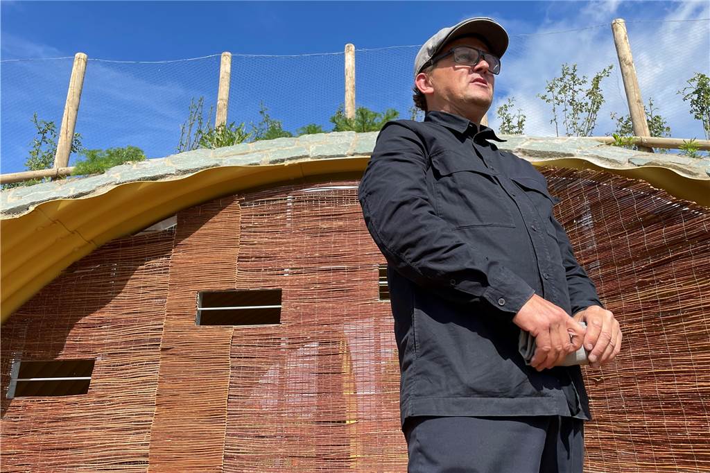 Einen Stand zur Vogelbeobachtung und das Parkhotel, eine Übernachtungsmöglichkeit für dreimal zwei Personen in Kanalrohren, schuf Künstler Andreas Strauss an der Emscher zwischen Ickern und Mengede.