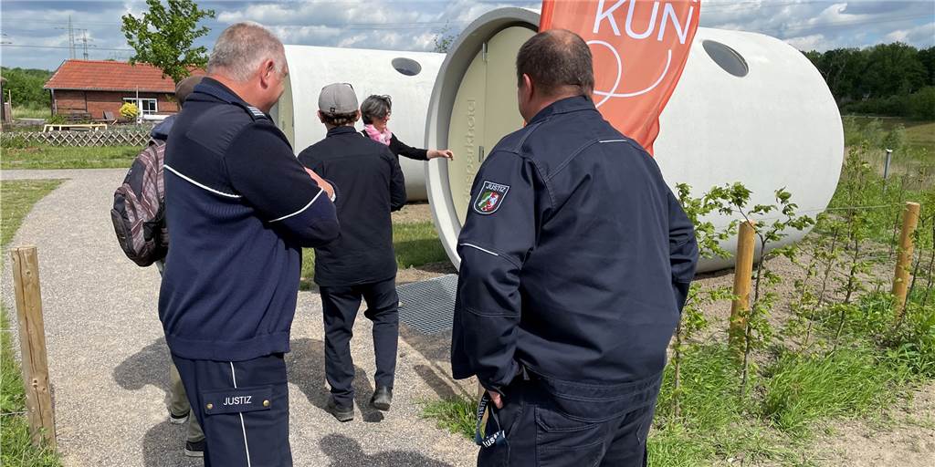 Einen Stand zur Vogelbeobachtung und das Parkhotel, eine Übernachtungsmöglichkeit für dreimal zwei Personen in Kanalrohren, schuf Künstler Andreas Strauss an der Emscher zwischen Ickern und Mengede.