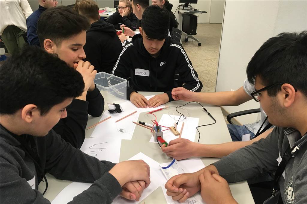 Wie aus Schülern kritische Käufer werden, die mit ihrem Geld haushalten Einen Stromkreis zu „bauen“, um eine Birne zum Leuchten zu bringen, war eine der Aufgaben im DEW-Energieseminar für die Schülerinnen und Schüler der Jeanette-Wolff-Schule aus Mengede.