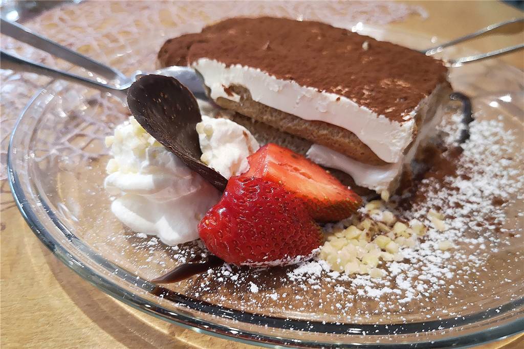 Im Il Caffé begrüßt der Chef seine Gäste selbst Einen süßen Abschluss bildet ein köstliches Tiramisu.