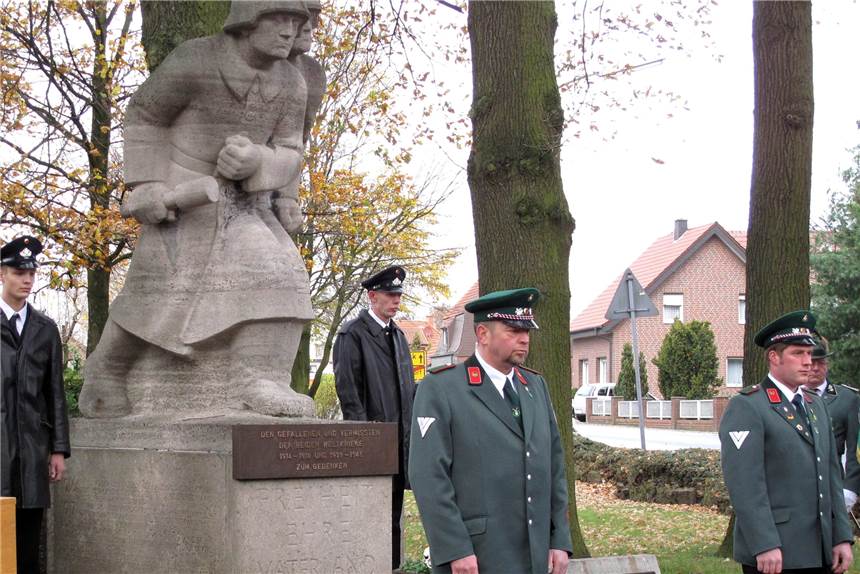 Das Mahnmal ist ein in Stein gemeißelter Lernort - ein Denk-mal Einen Tag des stillen Gedenkens und der Nachdenklichkeit ist alljährlich der vom Schützenverein gestaltete Volkstrauertag mit Kranzniederlegung am Mahnmal.