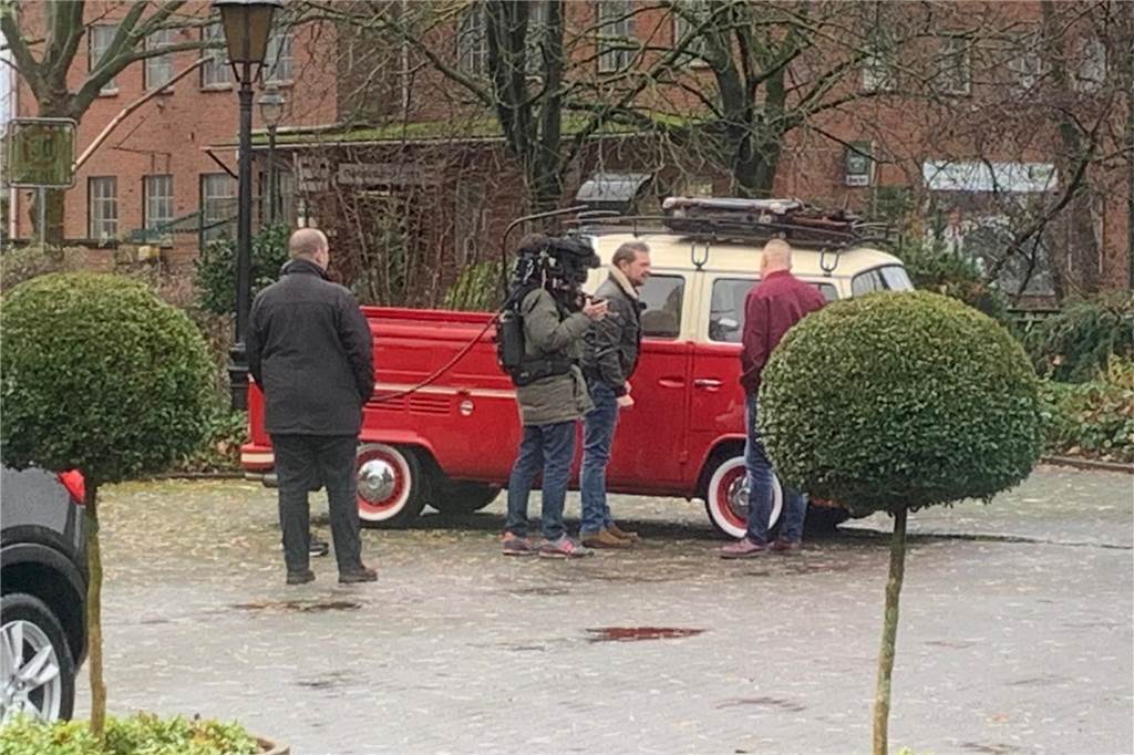 Theo Pass und sein knallroter VW Bus kommen bei „Grip“ ins Fernsehen Einen Tag lang hat Det Müller vom Automagazin "Grip" mit seinem Filmteam den VW Bus genau unter die Lupe genommen.