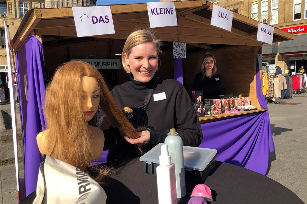 Theresa Wagener frisiert bei Fashion Week: Spekulieren auf Heidi Klums Models Einen Tag lang informierte Theresa Wagener im Kleinen Lila Haus auf dem Marktplatz anlässlich des Frauenkulturtags über das Friseur-Handwerk.