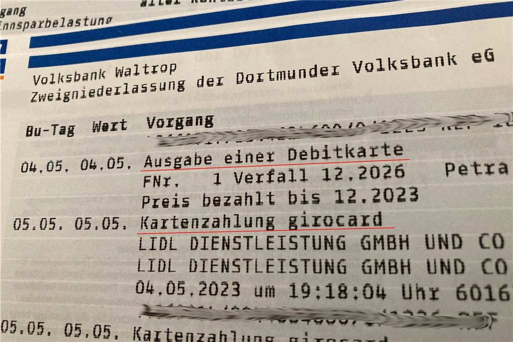 Fremder ergaunert 800 Euro: Kundin fühlt sich von Volksbank im Stich gelassen Auf einem Kontoauszug von Petra Buschulte aus Waltrop sind die Vorgänge "Ausgabe einer Debitkarte" und "Kartenzahlung girocard" rot unterstrichen.