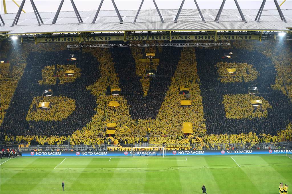 Einen Tag nach dem Bombenanschlag auf den BVB muss die Mannschaft in der Champions League das Spiel gegen AS Monaco nachholen. Die Fans zeigen ihre Liebe zum Verein eindrucksvoll.