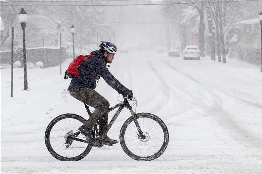 Wintersturm „Toby“ legt die US-Ostküste lahm Einen Tag nach dem kalendarischen Frühlingsanfang hat ein Wintersturm die Ostküste der USA heimgesucht und vielen Orten heftigen Schneefall und starken Wind beschert. Foto: Bill Green/The Frederick News-Post