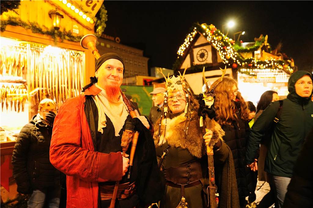 Einen Tag vor dem 4. Advent besuchen viele Menschen den Weihnachtsmarkt in Dortmund. Das sind die schönsten Bilder.