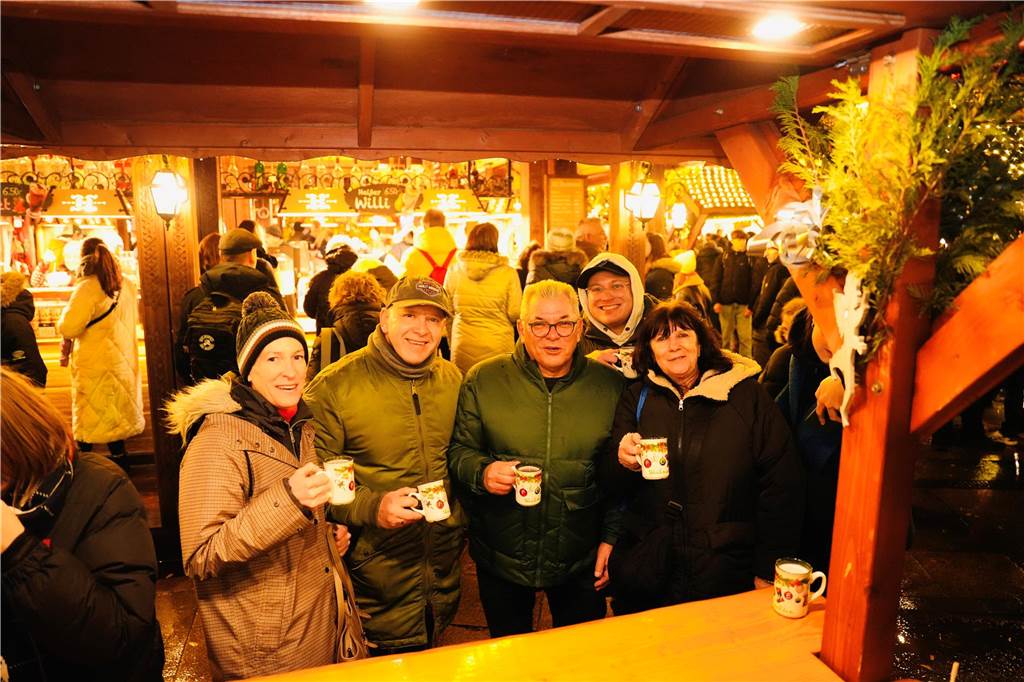 Einen Tag vor dem 4. Advent besuchen viele Menschen den Weihnachtsmarkt in Dortmund. Das sind die schönsten Bilder.