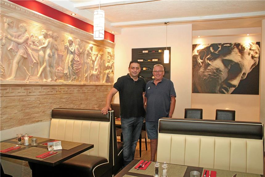 Wintergarten für griechisches Restaurant Einen Teil der Restaurants Poseidon hat Willi Ntoufas schon umgebaut, bis September soll der Rest folgen. Viel Unterstützung bekommt er dabei von seinem Nachbarn Klaus Steffenhagen.