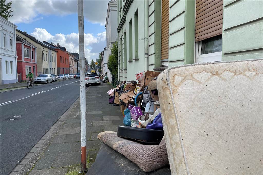 Sperrmüll: EDG spricht von „ekelerregendem“ Schmutz – Verwirrung in Steinhammerstraße Sperrmüllberge in der Steinhammerstraße am Dienstagmorgen (16.5.)