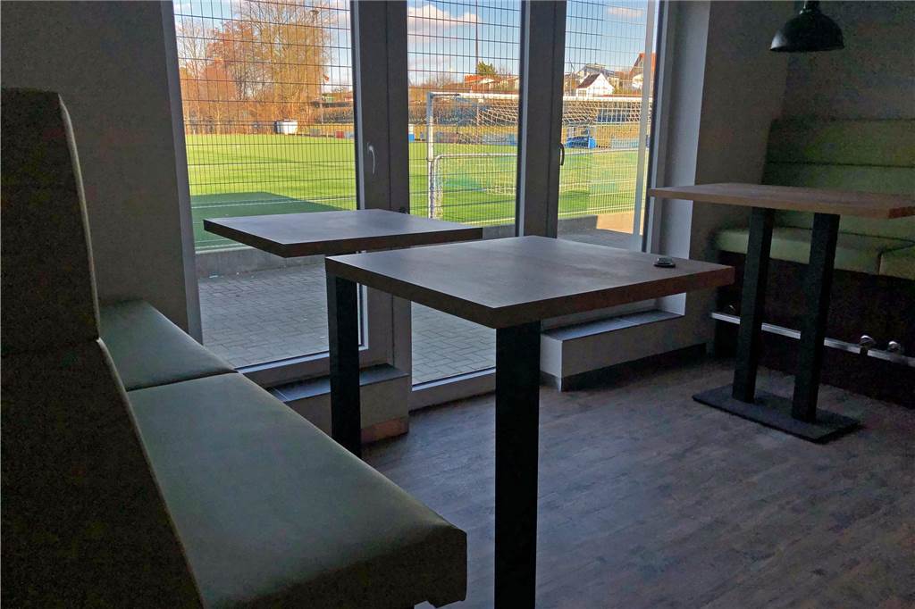 Vorsitzender des FC Frohlinde hat Pläne für Tribüne an der Mittellinie Einen Teil des Spielfeldes können die Gäste beim FC Frohlinde auch im modernisierten Vereinsheim sehen.
