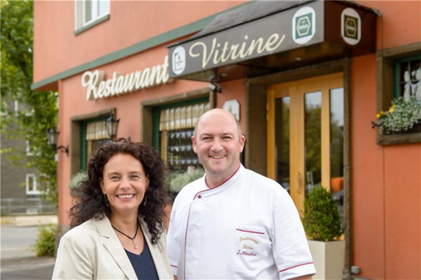 Erste Gastronomen nehmen Gebühr für Reservierungen Einen Tisch reservieren und dann ohne abzusagen doch nicht hingehen - für Gastronomen ist das ein großes Ärgernis. Die ersten Restaurants vergeben Tische jetzt nur noch gegen Vorkasse - sowie Mareile Kachel und Jörg Mönnikes im Bochumer Restaurant Vitrine.