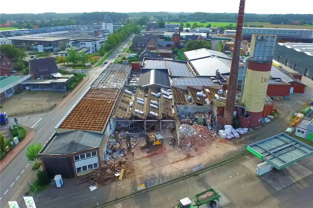 Einen Überblick über das Gelände bietet dieses Foto. Die Halle entlang der Ramsdorfer Straße wird abgerissen. Rechts sind bereits neu errichtete Hallen zu sehen.