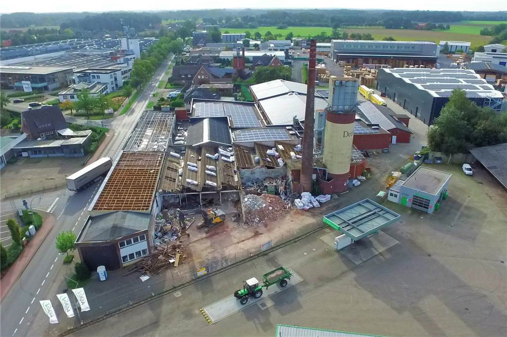 Einen Überblick über das Gelände bietet dieses Foto. Die Halle entlang der Ramsdorfer Straße wird abgerissen. Rechts sind bereits neu errichtete Hallen zu sehen.