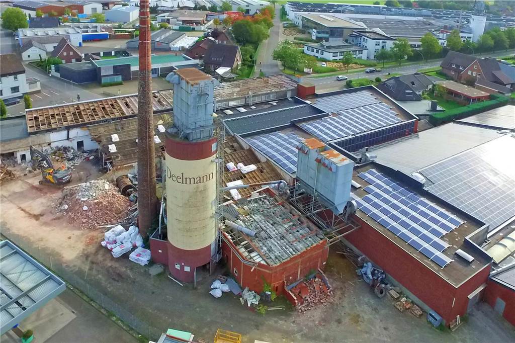 Einen Überblick über das Gelände bietet dieses Foto. Die Halle entlang der Ramsdorfer Straße wird abgerissen.