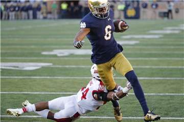 Einen von zwei Deutschen in der NFL: Equanimeous St. Brown (r). Foto: Charles Rex Arbogast/AP