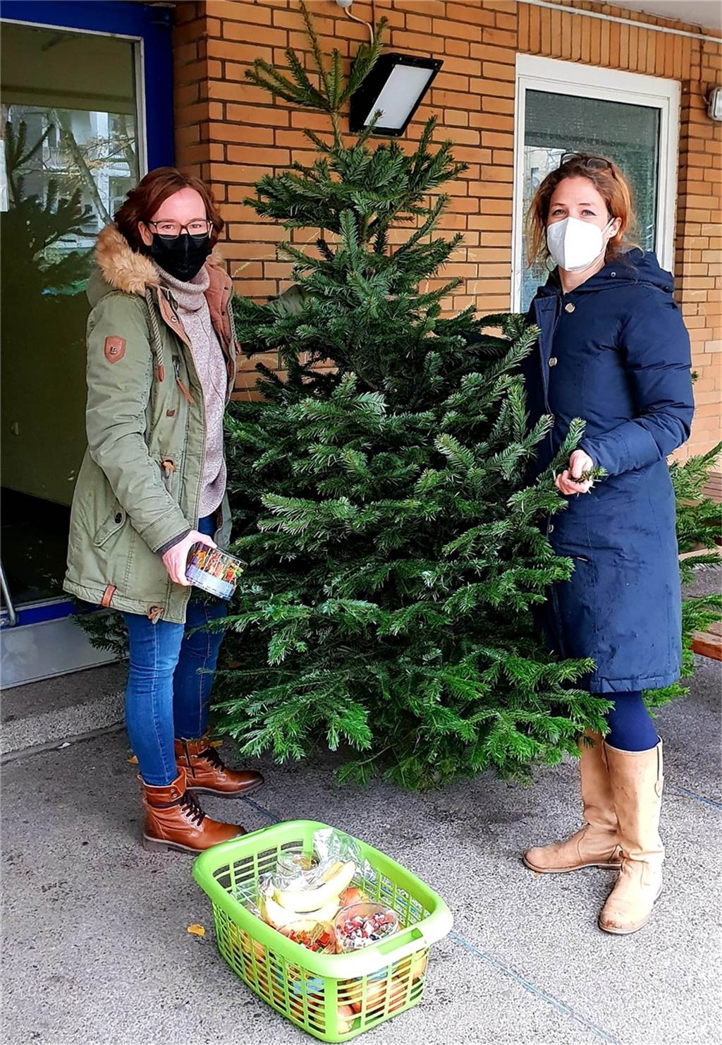 Verständnis für „Weihnachtsflair“-Absage und Hilfe für Nordstadt Einen Weihnachtsbaum, Obst und Schokolode übergab Mireta Freifrau zu Knyphausen (r.) an die Leiterin der Nordmarkt-Grundschule, Alma Tamborini.