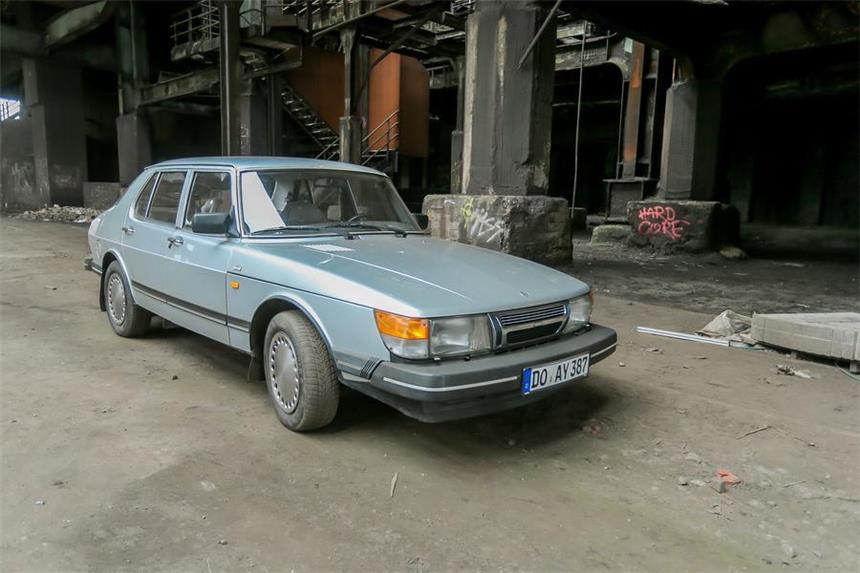 Anzeige: Dortmunder Tatort-Kommissar sucht Zweitwagen Einen Zwilling dieses Saabs sucht das Team vom Dortmunder Tatort für Folge 8, "Hundstage". Das Auto von Kommissar Faber soll einmal so durch die Gegen fahren können - ein zweites Modell soll fest auf einem Tieflader montiert werden.