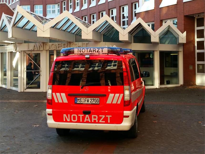 Staatsanwalt: Selmer Bandido besaß Kriegswaffe Einer der Angeklagten im Bandidos-Prozess klagte plötzlich über Herzbeschwerden. Ein Notarzt wurde zum Landgericht gerufen. Der Mann kam ins Krankenhaus.