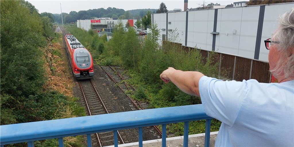 Lärm und Gestank: Regionalbahn steht 47 Minuten und lässt Motoren laufen Einer der Anwohner, die sich über den Lärm und den Gestank ärgern, zeigt die Regionalbahn, die 47 Minuten in Bövinghausen steht, bevor sie ihren Fahrplan in Gegenrichtung wieder aufnimmt.