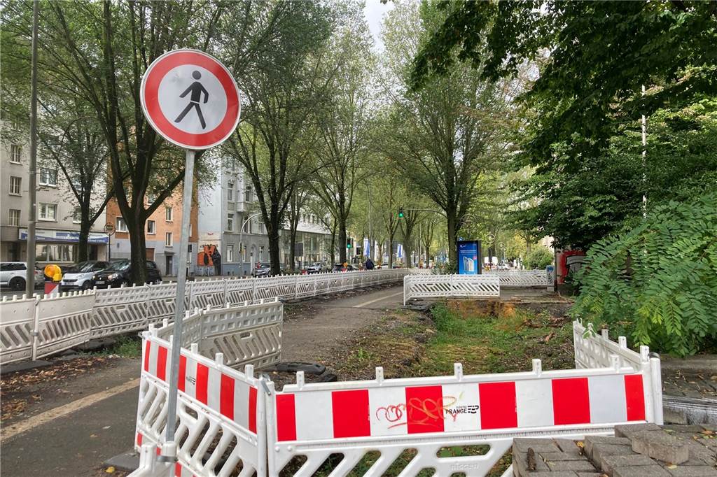 Wichtige Zufahrtsstraße gesperrt: Das muss man zur Blindgängersuche wissen Einer der beiden Bombenverdachtspunkte an der Märkischen Straße liegt in Höhe Friedrich-Uhde-Straße vor dem Finanzamt Dortmund West.