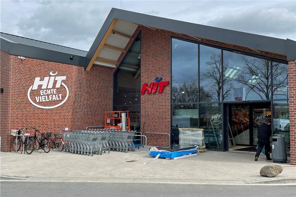 Einer der beiden Eingänge des neuen Supermarktes in Ascheberg.