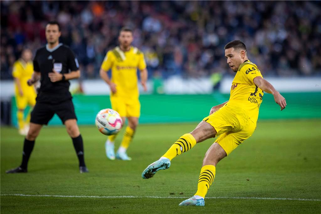 BVB-Profi Raphael Guerreiro im Formtief: Die Argumente für einen neuen Vertrag schwinden Raphael Guerreiro schießt den Ball Richtung Tor.