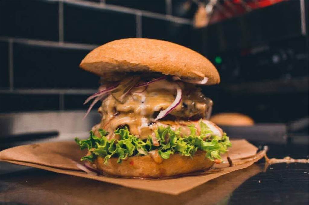 Top-Burger-Bar eröffnet in Dorsten: „Absolute Traumlage“ Einer der Burger von der Speisekarte des Restaurants „Kleiner Büffel".