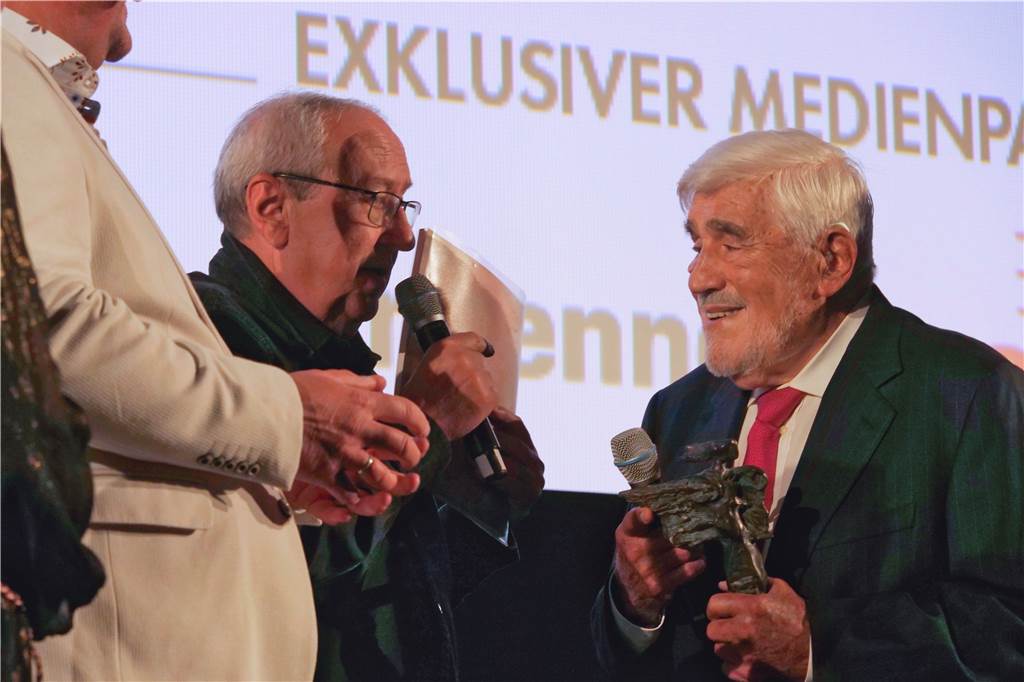 Einer der Ehrengäste beim Kinofest war 2022 der Schauspieler Mario Adorf. Er erhielt den Preis für sein Lebenswerk.