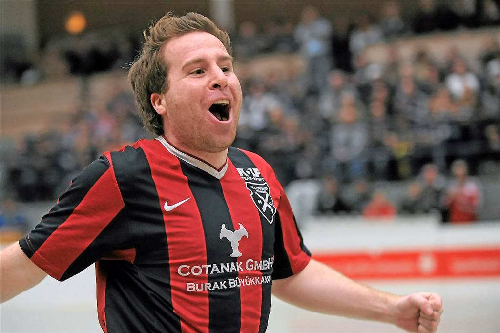 Premiere vor zehn Jahren: Eine Erfolgs-WG ebnet den Weg zu einer Fußballparty Einer der Garanten des Erfolges: Phillip Oldenburg wurde mit neun Treffern der Torschützenkönig der Hallenfußball-Sttadtmeisterschaft 2011.