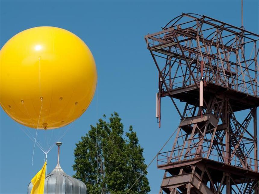 Ballons über Revier-Schächten Einer der gelben Ballons auf dem Gelände der ehemaligen Schachtanlage Oberschuir in Gelsenkirchen