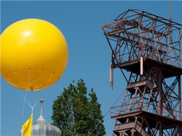 Einer der gelben Ballons auf dem Gelände der ehemaligen Schachtanlage Oberschuir in Gelsenkirchen