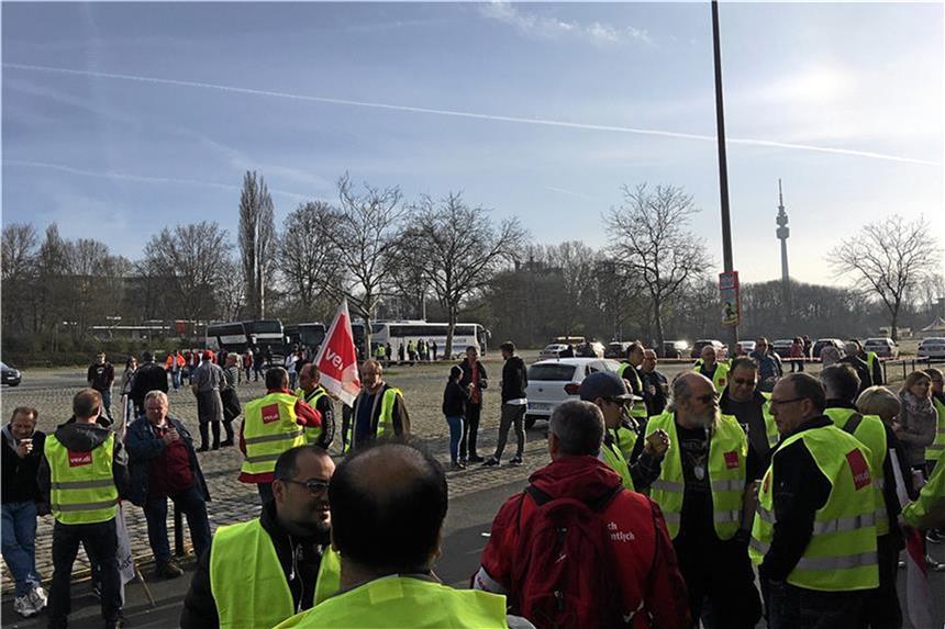 Über 18.000 Demonstranten legten Innenstadt lahm Einer der großen Sammelpunkte war der Parkplatz am Remydamm.