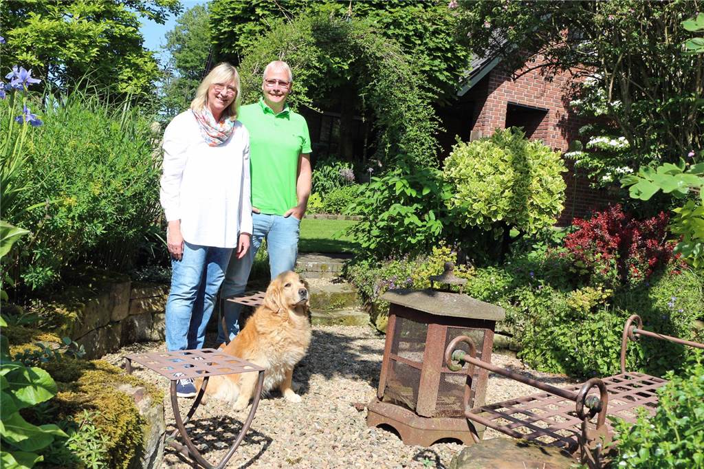 Einer der Orte, an denen Anja und Winfried Bröring mit Golden Retriever Gipsy die Sonne genießen, ist der Senkgarten. Natürlich nach englischem Vorbild.