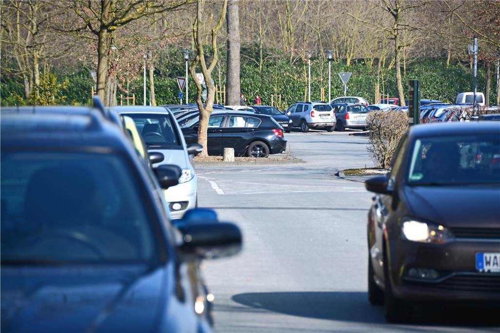 Einer der Parkplätze, die für den Maimarkt für Auswärtige ausgewiesen werden, ist der Parkplatz an der Hochschule für Finanzen.