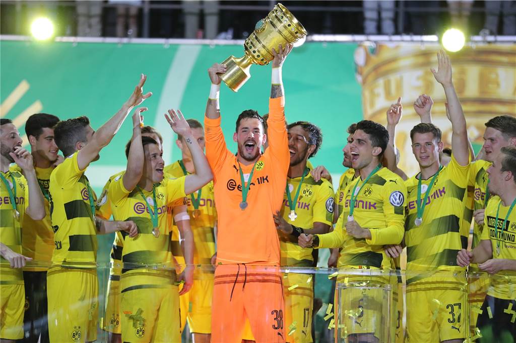 BVB-Torwart Roman Bürki im Exklusiv-Interview: „Das würde mich kaputt machen“ Einer der schönsten Momente in Schwarzgelb: Im Mai 2017 gewinnt Roman Bürki mit dem BVB den DFB-Pokal.