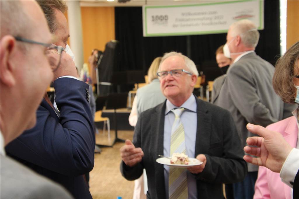 Geld für Neubau: Ministerin gratuliert Nordkirchen zum 1000-Jährigen Einer, der sich nach viel Arbeit das Tortenstück schmecken ließ: Hubert Kersting, Vorsitzender des Heimatvereins Nordkirchen. Er hatte die Gemeinde vor vier Jahren auf den besonderen Jahrestag hingewiesen.