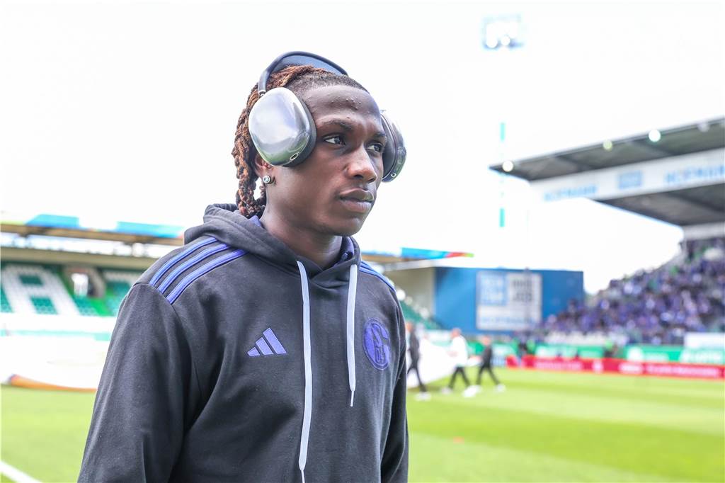 Schalke und der Jugendstil 19.05.2024, Fussball, Saison 2023/2024, 2. Bundesliga, 34. Spieltag, Greuther Fürth - FC Schalke 04, Emmanuel Gyamfi (FC Schalke 04) Foto: Tim Rehbein/RHR-FOTO