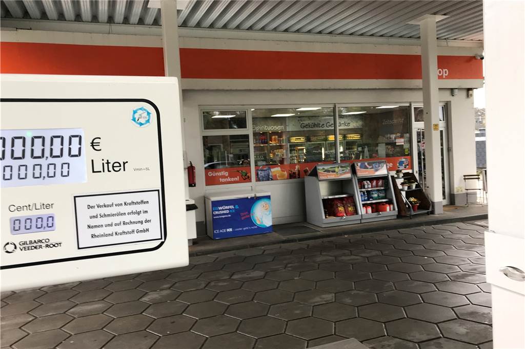 Völlig unter Schock: So geht es den Angestellten nach den Schüssen der Tankstellen-Räuber Einer der Täter hielt Wache vor der Eingangstür zum Tankstellen-Shop, die beiden anderen Täter stürmten bewaffnet in das Gebäude.