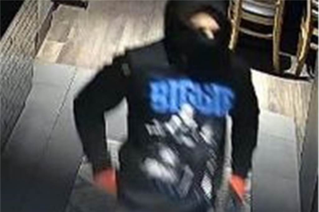 Wer brach in die Bäckerei-Filialen ein? Polizei sucht mit Bildern Ein Mann trägt einen Pullover mit der Aufschrift "Biggie".