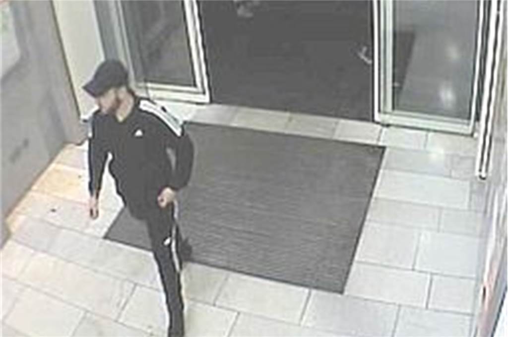 Einbruch in Körner Sparkasse: Polizei sucht zwei Tatverdächtige Ein Mann betritt eine Sparkassen-Filiale.
