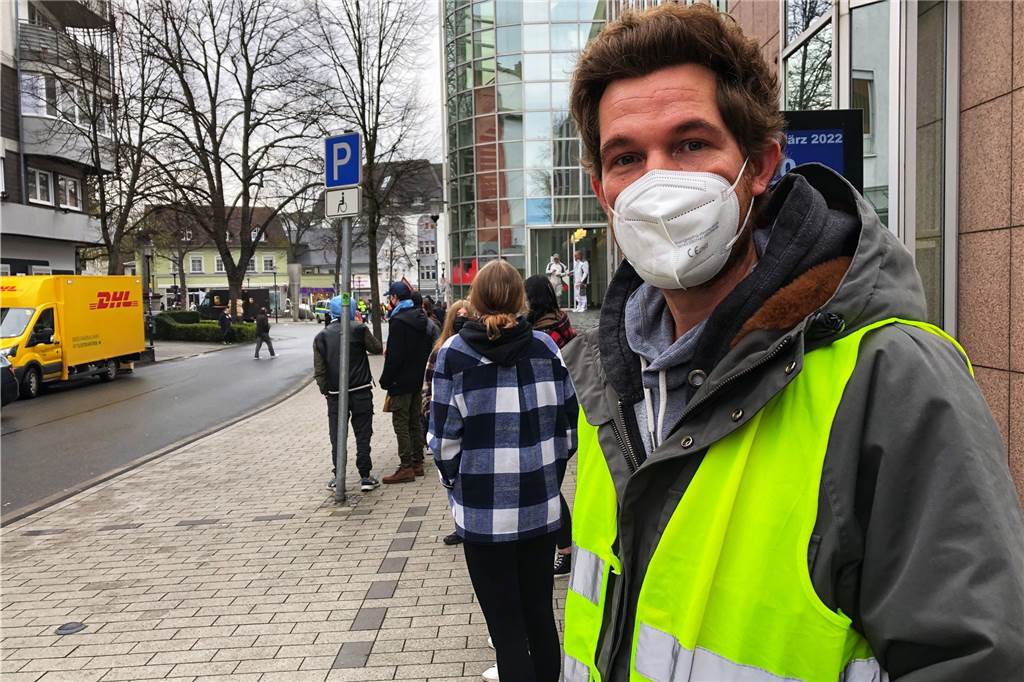 „Was gerade passiert, bewegt sie wirklich“: Schwerter Schüler bilden Menschenkette für den Frieden Einer der TFG-Ordner war Mathelehrer Sascha Goecke.